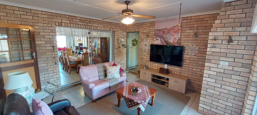 5 Bedroom Property for Sale in Wavecrest Eastern Cape